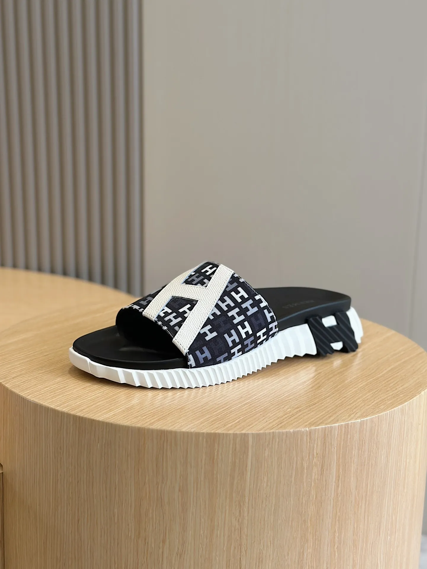 [HERMÈS] Top men's shoes 💰: 340💰 Size: 39-44 (38.45 46 custom-made) Herme*H Home Hermès Men's Sandals and Slippers - Original Replica Purchase the original version and make it one to one, the outsole is privately modeled, and the outsole color corresponding to each color is the same as the original version. Come to those who know the stuff 💪 The ultra-light soles are designed in contrasting colors, and they feel so comfortable on your feet! Calfskin, cowhide feet, private mold outsole.